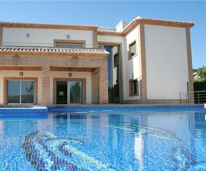 Neuwertige Luxusvilla mit Überlaufpool, Gästewohnung, Meersicht und Garage