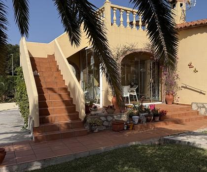 Einfamilienhaus in Grenzbauweise in ruhiger Lage nahe dem Zentrum von Dénia