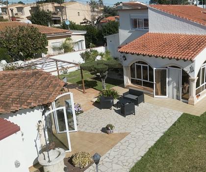 Villa mit 3 Schlafzimmern und 3 Bädern nur 400 Meter vom Strand Les Deveses entfernt