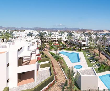 Obergeschoss-Wohnungen mit 3 Schlafzimmern, 1 Bädern, Dachterrasse, Tiefgaragenstellplatz und Gemeinschaftspool in erster Linie am Strand