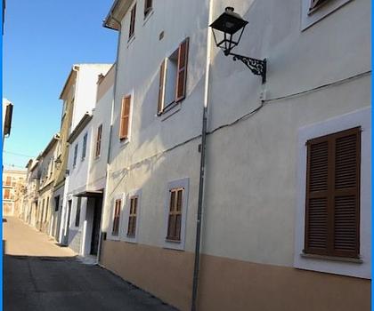 ***Stadthaus mit drei Wohnungen in Muro auf Mallorca zu verkaufen***