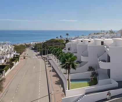 Obergeschoss-Wohnungen mit 2 Schlafzimmern, 2 Bädern, Klimaanlage, Tiefgaragenstellplatz, Meerblick und Gemeinschaftspool nur 300 m vom Strand