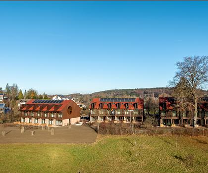 Neubau: Mittelhaus mit privater Liegeinsel in idyllischer Lage und Seeblick