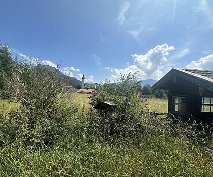 Einmaliges Grundstücksareal mit Panoramabergblick
- Gesamtfläche von 8.181 m²
- Villen und Hof