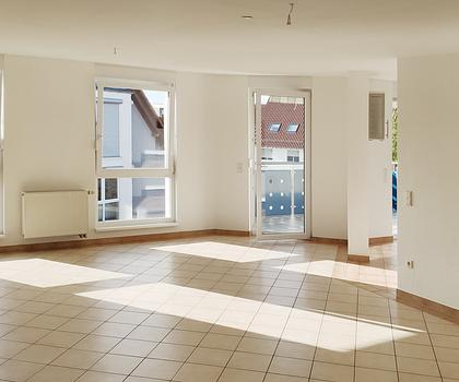 Herrlich große und helle Maisonette-Wohnung mit Balkon, Carport und Garage