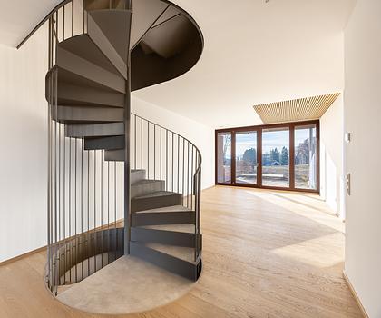 Neubau: Eckhaus mit Liegeinsel im privaten Garten und Seeblick