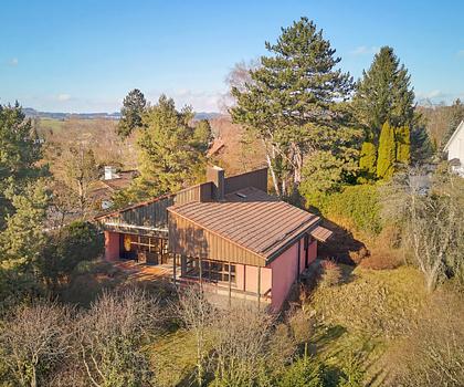 Zur Neugestaltung: Reizvolles Einfamilienhaus mit Sonnenterrasse und Garten in naturnaher Lage