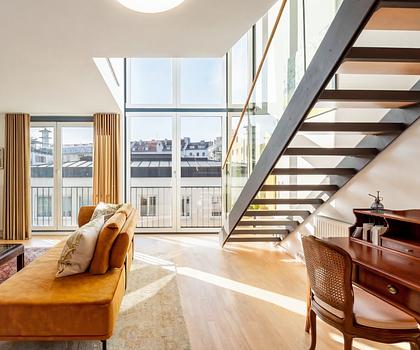 Lichtfülle über den Dächern der Stadt: Loftartige Maisonette mit Dachterrasse