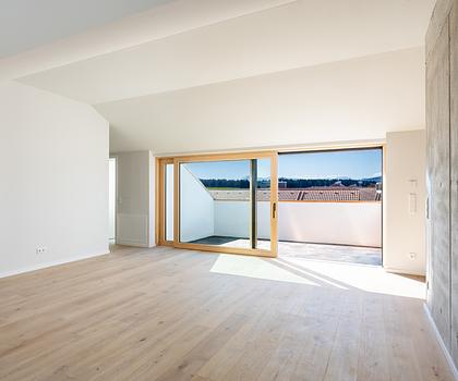 Neubau: Luftige 2-Zimmer-Dachgeschosswohnung mit Dachterrasse und Loggia nach Süden mit Bergblick