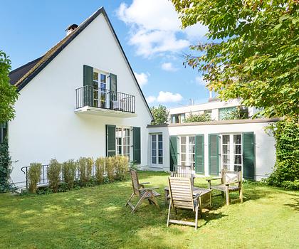 Charmantes Domizil mit idyllischem Garten und Baurecht in exquisiter Lage