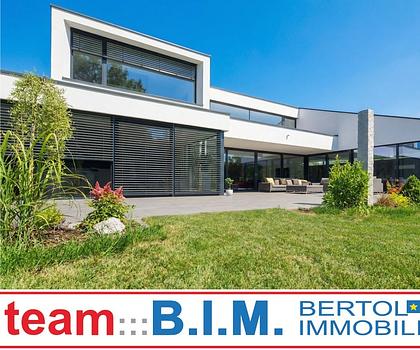 Luxus-Villa am Waldrand mit Indoor-Pool, Spa und Club Floor | Architecture. Light. Privacy. | 