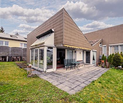 Raum für Ideen: Besonderes Architektenhaus mit großem Garten und kleinem Gewerbeanteil