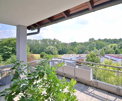 Attraktive 3-Zimmerwohnung mit Blick, TG-Platz & Toplage – ab sofort frei