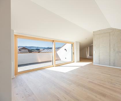 Neubau: Luftige 2-Zimmer-Dachgeschosswohnung mit Dachterrasse und Loggia nach Süden mit Bergblick