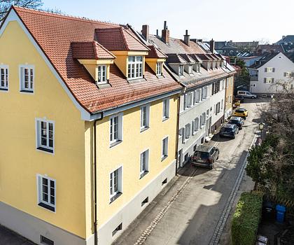 Stadthaus mit Perspektive: Kapitalanlage mit Kita im Hochparterre und Maisonettewohnung