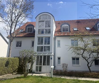 Stilvolle Galerie-Dachgeschosswohnung mit Loft-Charakter & Balkon in Bogenhausen