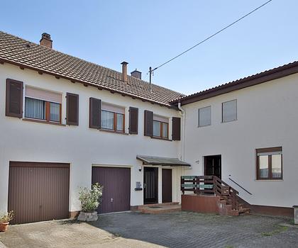 Funktionale 2-Zimmer-Wohnung mit Garage und großer Lagerhalle – solides Objekt mit Potenzial