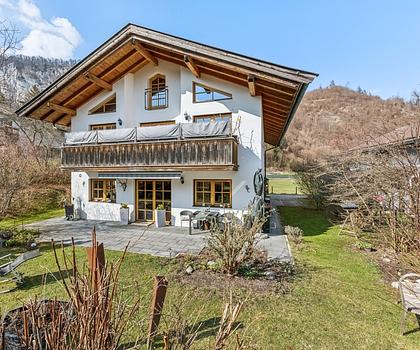 Gepflegte ETW mit "Kaiserblick" und großem
Garten in ansprechendem Zweifamilienhaus.
