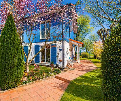 Lichtdurchflutetes Zuhause mit Kamin & Gartenparadies /