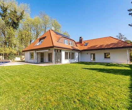 Familiär und vielseitig: Großzügige Villa mit viel Privatsphäre, Garten und Pool