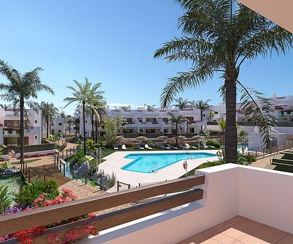 Obergeschoss-Wohnungen mit 2 Schlafzimmern, 1 - 2 Bädern, Dachterrasse, Tiefgaragenstellplatz und Gemeinschaftspool in erster Linie am Strand
