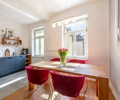 In begehrter Lage: Helle, ideal geschnittene 2,5-Zimmer-Altbauwohnung mit geplantem Balkon