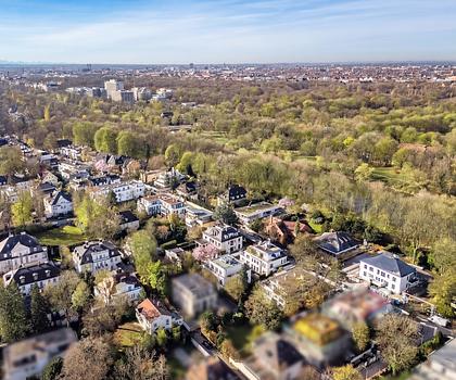 Highend-Lage Im Herzogpark: Privat zurückversetztes Baugrundstück mit Vorbescheid für Villa