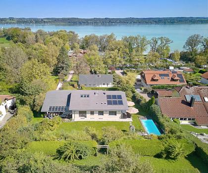 Familienvilla mit Pool, luftigem Strandhausflair, Seeblick, Lift und Einliegerwohnung in Seenähe