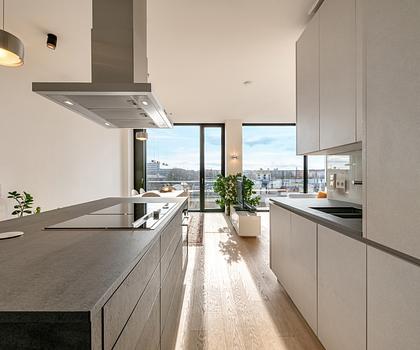Friends Tower 2: Lichterfüllte, ideal geschnittene 2-Zimmer-Wohnung mit Concierge und Rooftop