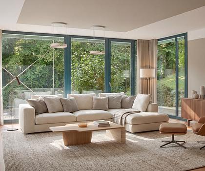 Unverbaubare, naturnahe Lage in Seenähe: Großzügige Familienvilla mit Indoor-Pool