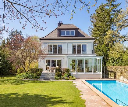 Großzügiges Familiendomizil mit Spa-Bereich, Traumgarten und Pool in Villenlage