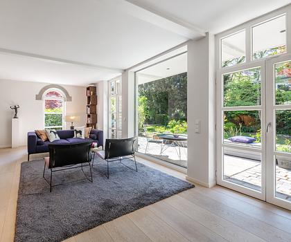 Bestlage am Herzogpark: Townhouse mit großzügigem Süd-West-Garten, Kamin und modernem Ambiente