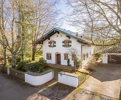 Traumlage zwischen Kampenwand und Chiemsee: Geräumiges Landhaus mit Gestaltungspotenzial