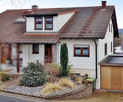 Charmante Doppelhaushälfte mit viel Platz für die Familie – Balkon, Garten & Garage