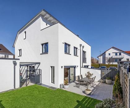 Familiengerechte Doppelhaushälfte in moderner Ästhetik mit Südterrasse und Garten