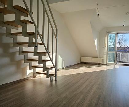 Helle 2-Zimmer-Dachgeschosswohnung mit Galerie und Balkon in ruhiger Lage in Hallbergmoos