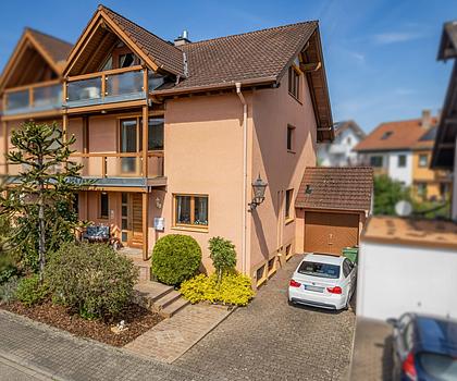 Sehr gepflegte Doppelhaushälfte mit 230 qm Wohnfläche und schönem Garten auf 300 qm Grundstück