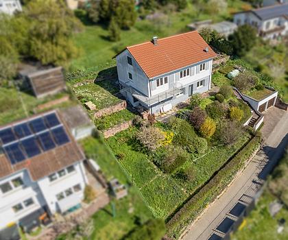 Stilvolles Einfamilienhaus mit großem Entwicklungspotenzial und Doppelgarage in sonniger Hanglage