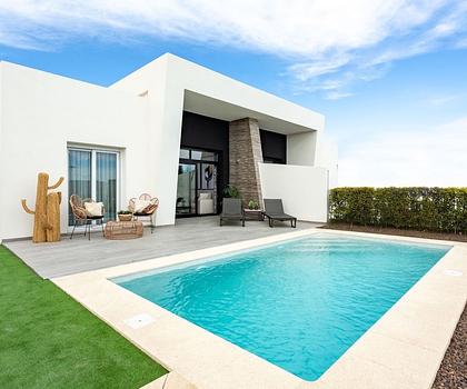 Doppelhaushälften mit 3 Schlafzimmern, 2 Bädern, Dachterrasse, Klimaanlage und Privatpool in der wunderschönen Golfanlage La Finca Resort