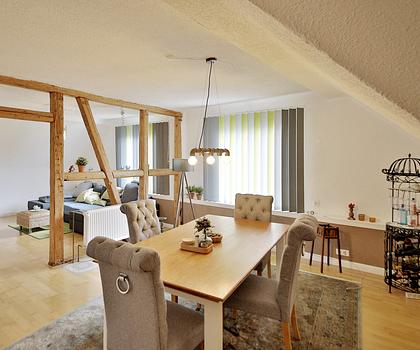 DG-Traum: 3,5 Zimmer mit Aussicht, modernisiert, teilmöbliert & sofort bezugsbereit
