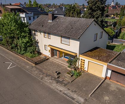 Sanierungsbedürftiges EINFAMILIENHAUS mit kleinem LADENGESCHÄFT und zusätzlichem BAUPLATZ