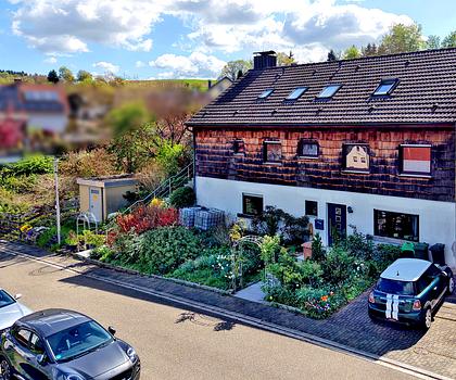 Zu Hause mit Zukunft: Gepflegtes Mehrfamilienhaus inklusive Bauland – Spechbach