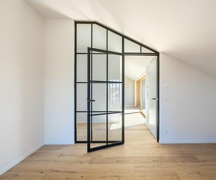 Erstbezug: Sehr charmante, großzügige 2-Zimmer-Wohnung mit sonniger Dachterrasse und Bergblick