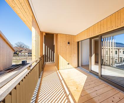 Erstbezug: Besonders großzügige 4-Zimmer-Wohnung mit umlaufendem Balkon und Loggia