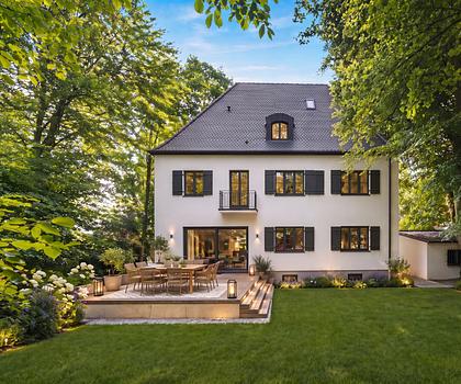 Altbauvilla mit Gewerbeanteil auf parkähnlichem Grundstück