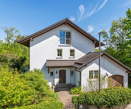 Familienfreundliches Domizil mit zauberhaftem Garten und weiterem Baurecht auf dem Grundstück