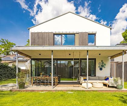 Gesund, zeitgemäß, langlebig: Architektenhaus in Holzbauweise mit Design-Ausstattung