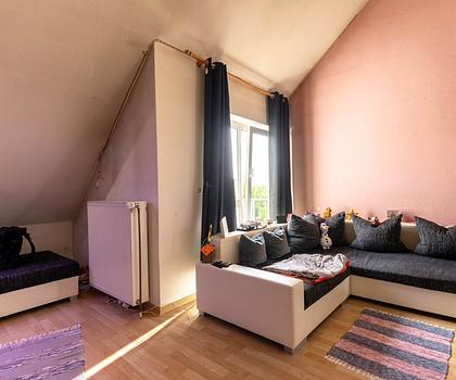 Kl. Wohnung mit Loggia mit TGP sowie 1 PKW Abstellplatz in schönem gepflegten Haus als Kapitalanlage