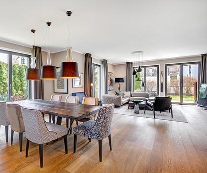 Haus-im-Haus: Großzügiges Domizil in stylischer Design-Ästhetik mit sonnigem Garten