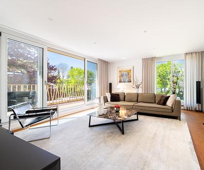 Eleganz und Lichtfülle am Schlosspark: Großzügiges Penthouse mit Kamin und Liftlanding